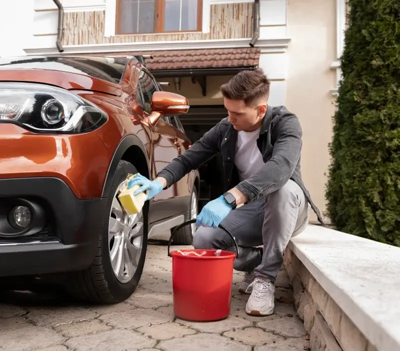 Lavage auto à domicile Saint-Cirq-Lapopie : professionnel intervenant sur un véhicule
